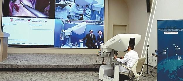 Médicos realizam cirurgia remota com robôs
