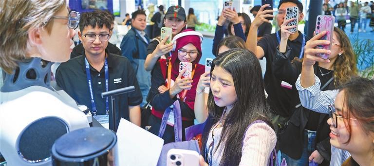 Estudantes internacionais espreitam o futuro e trocam golpes com um robô na feira de alta tecnologia