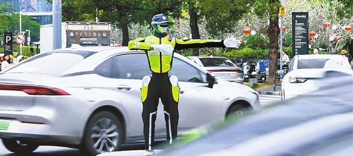 Robô humanoide passa a controlar o trânsito em Longgang